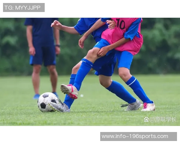 精彩踢足球图片大全展示足球运动的魅力与激情,感受每一次进球的欢愉与团队的默契